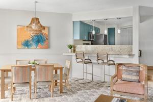 eine Küche und ein Esszimmer mit einem Tisch und Stühlen in der Unterkunft Marriott's Sabal Palms in Orlando
