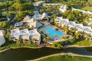 una vista aérea de un complejo con piscina en Marriott's Sabal Palms en Orlando