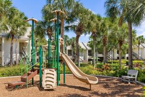 un parque infantil en un complejo con tobogán en Marriott's Sabal Palms en Orlando