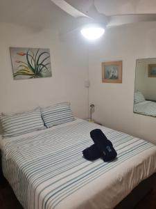 Un dormitorio con una cama con un sombrero encima. en Ocean Walk Manta, en Zinkwazi Beach