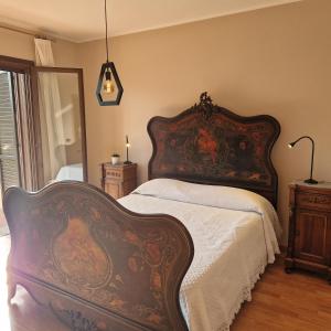 Una cama ornamentada en un dormitorio con un cabecero grande en Da Tiffany, en Giarre