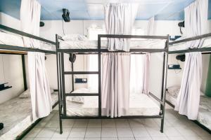 Двох'ярусне ліжко або двоярусні ліжка в номері Pura Vibra Hostel