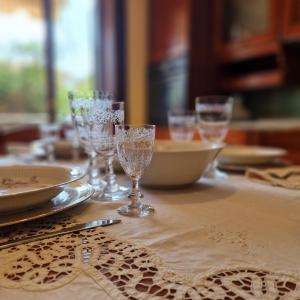 una mesa con vasos y platos en Da Tiffany, en Giarre