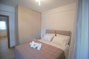 un letto con due asciugamani bianchi sopra di Poly's Home 2 a Ioannina