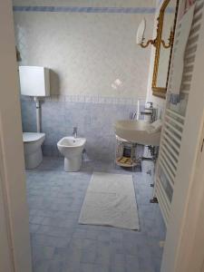 y baño con aseo, bidet y lavamanos. en Bertos house tra mare e laguna, en Cavallino-Treporti