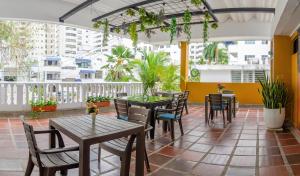 卡塔赫纳Casa Franco Hotel的一间带桌椅的餐厅以及一个阳台