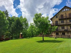 ein großes Gebäude mit einem Baum im Hof in der Unterkunft Apartamento con encanto in Pla de l'Ermita
