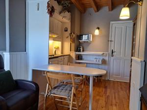 eine Küche mit einem Tisch und Stühlen im Zimmer in der Unterkunft Apartamento con encanto in Pla de l'Ermita