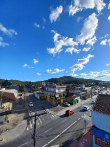 widok na ulicę w małym miasteczku w obiekcie Recanto Boa Vista w mieście Joinville