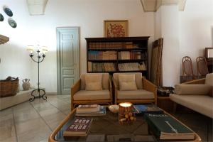a living room with a coffee table and a book shelf at B&b l'Orangerie D'epoque in Lecce