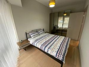 1 dormitorio con cama y espejo en Site içinde! NEW! Modern apart in Kadikoy, en Estambul
