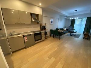 cocina y sala de estar con mesa y sillas en Site içinde! NEW! Modern apart in Kadikoy, en Estambul