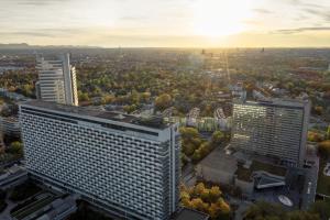 uma vista aérea de uma cidade com edifícios altos em The Westin Grand Munich em Munique