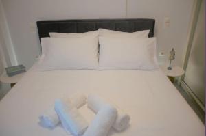 un letto con due asciugamani sopra di Poly's Home 2 a Ioannina