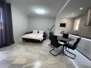 贝纳尔马德纳Luxury apartment Benalmadena First line的带床和桌子的客厅