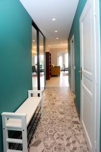 korytarz z ławką i niebieską ścianą w obiekcie Appartement 5 min des plages Croisette w Cannes