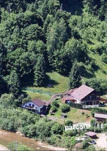 una vista aerea di una casa nel mezzo di una foresta di Casa Bella a Vadu Moţilor