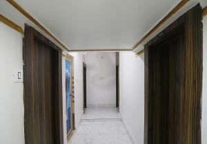 Postel nebo postele na pokoji v ubytování Hotel O Aradhya Residency