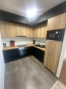 Kuchyňa alebo kuchynka v ubytovaní Lake View Penthouse