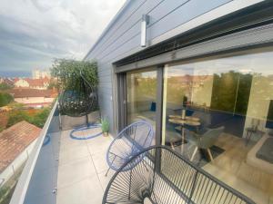 Balkón alebo terasa v ubytovaní Lake View Penthouse