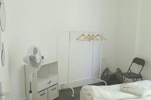 ein Schlafzimmer mit einem Spiegel, einer Kommode und einem Stuhl in der Unterkunft Montrouge 1 Bedroom Flat 30m2 - (2 pièces) in Montrouge