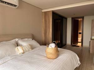 Luxury apartment with self check-in tesisinde bir odada yatak veya yataklar