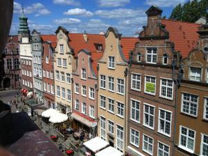 vistas a una ciudad con edificios y una calle en Apartament Piwna, en Gdansk