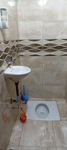 een badkamer met een toilet, een wastafel en een douche bij SOYLU Suites in Trabzon