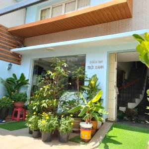 a shop with plants in front of it at Khách Sạn Blue Sky in Xã Thang Tam