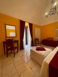 1 dormitorio con 2 camas, mesa y silla en B&B Al Castello, en Sammichele di Bari