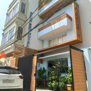 a white car parked in front of a building at Khách Sạn Blue Sky in Xã Thang Tam