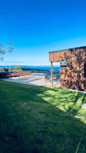 un edificio de piedra con un campo de hierba delante de él en Single room en Trondheim