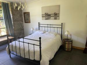 1 dormitorio con 1 cama y una foto de caballos en Chateau pool house, en Assat