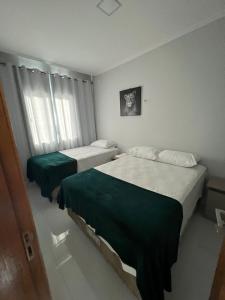 1 Schlafzimmer mit 2 Betten und einem Fenster in der Unterkunft STILLO AÇAI in Bragança
