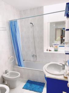 ein Badezimmer mit Badewanne, Waschbecken und Toilette in der Unterkunft 4 Bedroom House in City Centre with Your Own Private Roof Terrace in Málaga + 13 Fotos