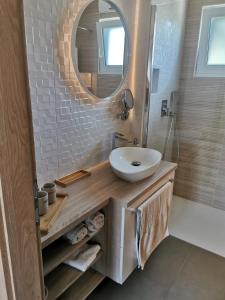 W łazience znajduje się umywalka i lustro. w obiekcie Apartma Bella Nadiža w mieście Kobarid