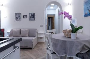 a living room with a table with a vase of flowers on it at INSULA LUBRENSIS flat in Massa Lubrense