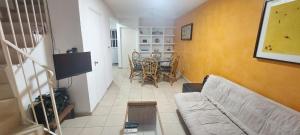 sala de estar con sofá y mesa en "Ximi y Samy Home" Casa con Alberca en Acapulco