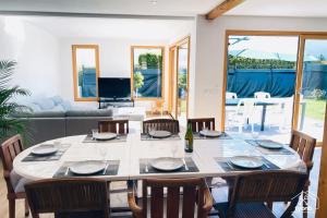 瓦訥的住宿－Ty Maneguy - Maison neuve et confortable，一间带大桌子和椅子的用餐室