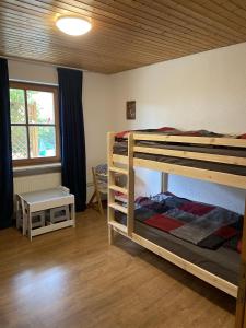 מיטה או מיטות קומותיים בחדר ב-Fewo mit Burgruinenblick