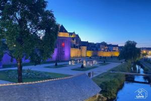 瓦訥的住宿－Ty Maneguy - Maison neuve et confortable，享有公园和大楼的夜间景色