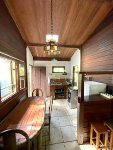 Uma área de estar em Casa Selva - Vila do Abraão - Ilha grande
