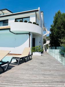 een patio met een tafel en banken voor een huis bij SANTA LUCIA HOME in Vasto