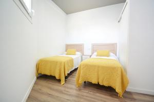 Giường trong phòng chung tại Apartamentos de Playa en el centro de O Grove