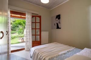 Ένα ή περισσότερα κρεβάτια σε δωμάτιο στο Bravita House