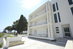 un condominio bianco con un ampio balcone di Hypogeum Suites & Apartments a Otranto