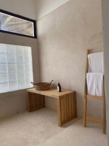 Zimmer mit einem Tisch, einem Stuhl und einem Fenster in der Unterkunft Casa Iola in Cancún