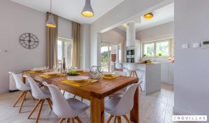 cocina y comedor con mesa de madera y sillas en Natura I, en Veprinac