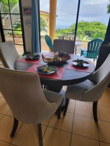 una mesa y sillas con platos de comida. en Villa Teresita - vista hermosa en Coco