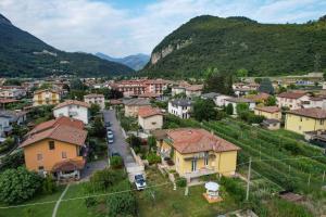 uma vista aérea de uma pequena cidade com montanhas em ll Gelsomino di Bazzani CIR 017201-CNI-00029 em Villanuova sul clisi